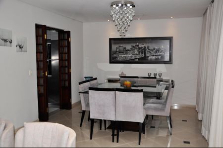 Casa à venda com 320m², 3 quartos e 4 vagasDetalhe - Sala de Jantar