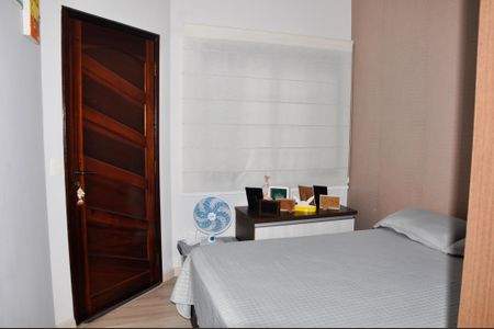 Casa à venda com 320m², 3 quartos e 4 vagasDetalhe - Quarto 02 com Suíte e Varanda