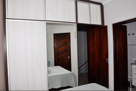 Casa à venda com 320m², 3 quartos e 4 vagasDetalhe - Quarto 02 com Suíte e Varanda