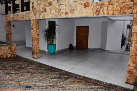 Casa à venda com 320m², 3 quartos e 4 vagasDetalhe - Quintal e Garagem