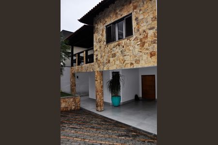 Casa à venda com 320m², 3 quartos e 4 vagasDetalhe - Quintal e Garagem