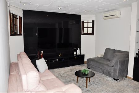 Casa à venda com 320m², 3 quartos e 4 vagasDetalhe - Sala de TV