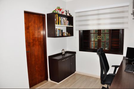 Casa à venda com 320m², 3 quartos e 4 vagasDetalhe - Quarto 04 com Suíte Americana