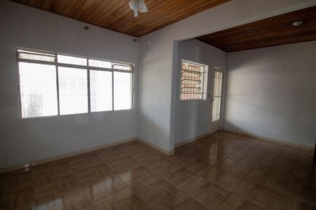 Casa à venda com 95m², 1 quarto e 2 vagasSala