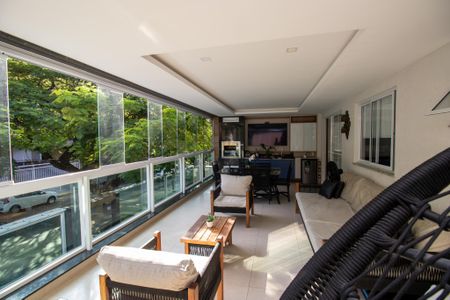 Apartamento à venda com 117m², 3 quartos e 2 vagas Apartamento à venda com 117m², 3 quartos e 2 vagasVaranda