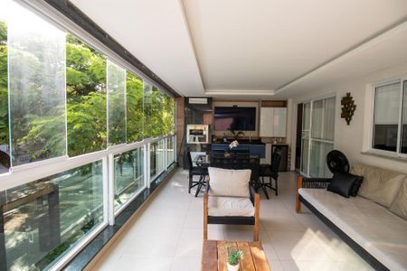 Apartamento à venda com 117m², 3 quartos e 2 vagas Apartamento à venda com 117m², 3 quartos e 2 vagasVaranda