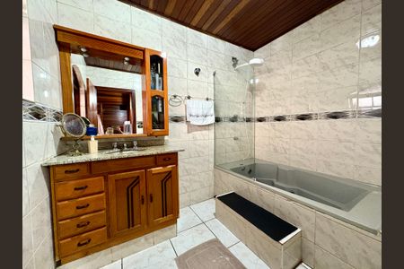 Casa à venda com 750m², 3 quartos e 6 vagas Casa à venda com 750m², 3 quartos e 6 vagasBanheiro da Suíte