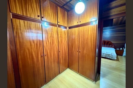 Casa à venda com 750m², 3 quartos e 6 vagas Casa à venda com 750m², 3 quartos e 6 vagasCloset da Suíte