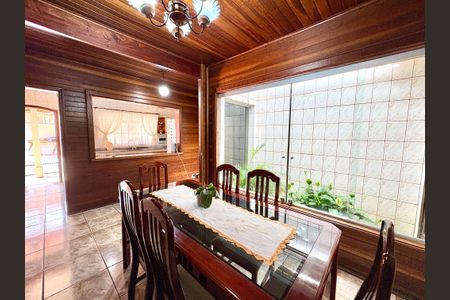 Casa à venda com 750m², 3 quartos e 6 vagas Casa à venda com 750m², 3 quartos e 6 vagasSala de Jantar