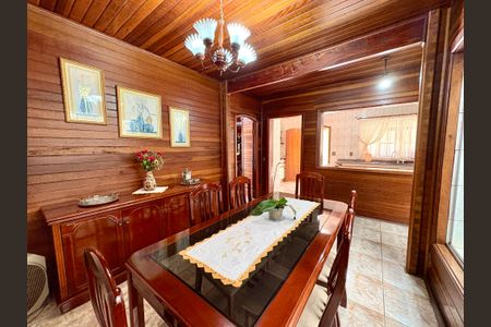 Casa à venda com 750m², 3 quartos e 6 vagas Casa à venda com 750m², 3 quartos e 6 vagasSala de Jantar