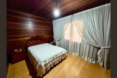 Casa à venda com 750m², 3 quartos e 6 vagas Casa à venda com 750m², 3 quartos e 6 vagasSuíte