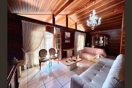 Casa à venda com 750m², 3 quartos e 6 vagas Casa à venda com 750m², 3 quartos e 6 vagasSala