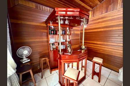 Casa à venda com 750m², 3 quartos e 6 vagas Casa à venda com 750m², 3 quartos e 6 vagasSala