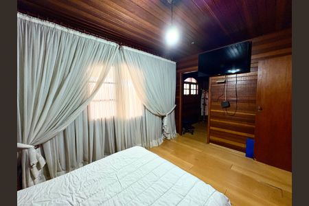 Casa à venda com 750m², 3 quartos e 6 vagas Casa à venda com 750m², 3 quartos e 6 vagasSuíte