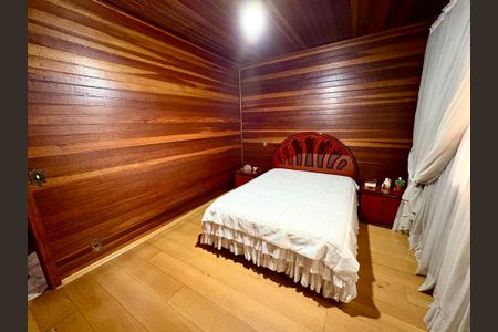 Casa à venda com 750m², 3 quartos e 6 vagas Casa à venda com 750m², 3 quartos e 6 vagasSuíte