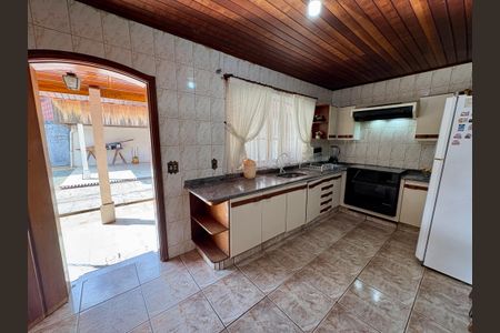 Casa à venda com 750m², 3 quartos e 6 vagas Casa à venda com 750m², 3 quartos e 6 vagasCozinha