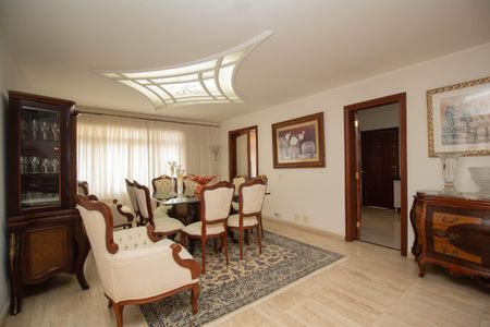 Casa à venda com 400m², 4 quartos e 8 vagasSala