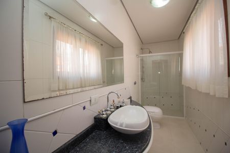 Casa à venda com 400m², 4 quartos e 8 vagasBanheiro - Quarto 2