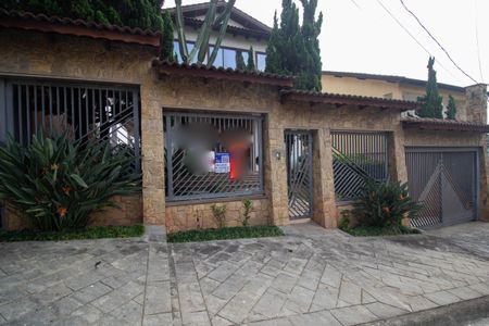 Casa à venda com 400m², 4 quartos e 8 vagasFachada + Placa