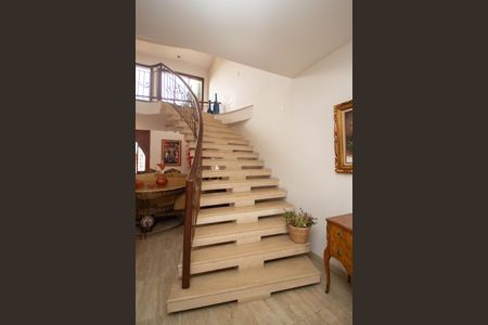 Casa à venda com 400m², 4 quartos e 8 vagasEscada