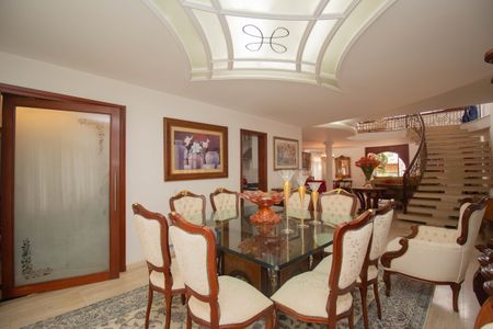 Casa à venda com 400m², 4 quartos e 8 vagasSala