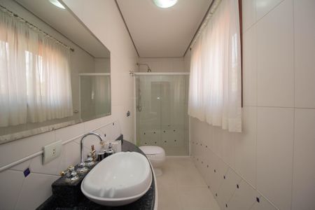 Casa à venda com 400m², 4 quartos e 8 vagasBanheiro - Quarto 2