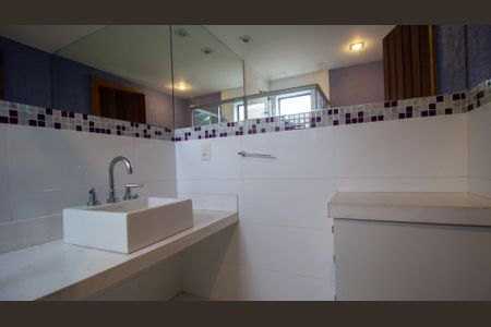 Casa de condomínio à venda com 350m², 4 quartos e 3 vagasBanheiro da Suíte 2