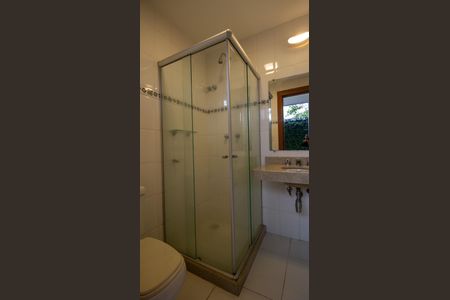 Casa de condomínio à venda com 350m², 4 quartos e 3 vagasBanheiro de Serviço