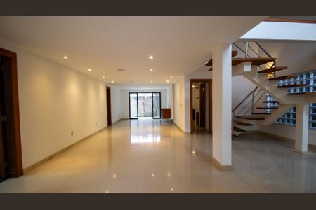 Casa de condomínio à venda com 350m², 4 quartos e 3 vagasSala