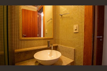 Casa de condomínio à venda com 350m², 4 quartos e 3 vagasBanheiro da Suíte 4