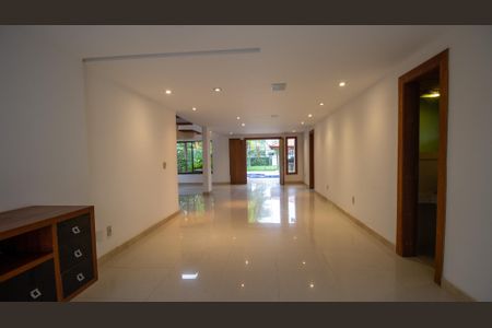 Casa de condomínio à venda com 350m², 4 quartos e 3 vagasSala