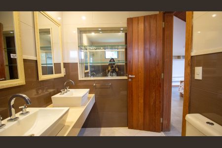 Casa de condomínio à venda com 350m², 4 quartos e 3 vagasBanheiro da Suíte 1