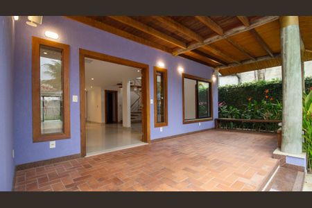 Casa de condomínio à venda com 350m², 4 quartos e 3 vagasQuintal