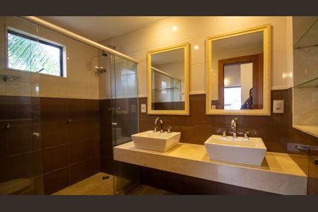 Casa de condomínio à venda com 350m², 4 quartos e 3 vagasBanheiro da Suíte 1