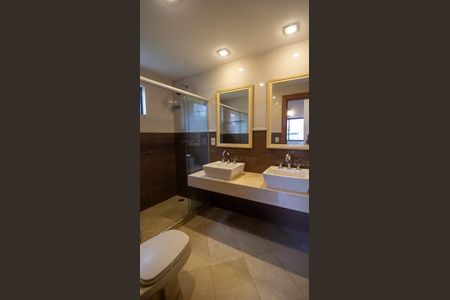 Casa de condomínio à venda com 350m², 4 quartos e 3 vagasBanheiro da Suíte 1