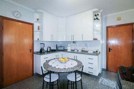 Apartamento à venda com 154m², 3 quartos e 3 vagas Apartamento à venda com 154m², 3 quartos e 3 vagasCozinha