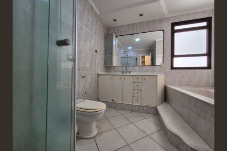 Apartamento à venda com 400m², 4 quartos e 6 vagas Apartamento à venda com 400m², 4 quartos e 6 vagasBanheiro da Suíte 1