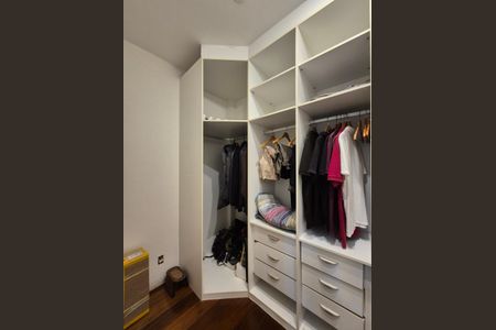 Apartamento à venda com 400m², 4 quartos e 6 vagas Apartamento à venda com 400m², 4 quartos e 6 vagasCloset da suíte 2