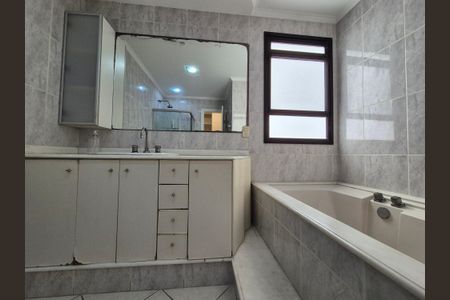 Apartamento à venda com 400m², 4 quartos e 6 vagas Apartamento à venda com 400m², 4 quartos e 6 vagasBanheiro da Suíte 1