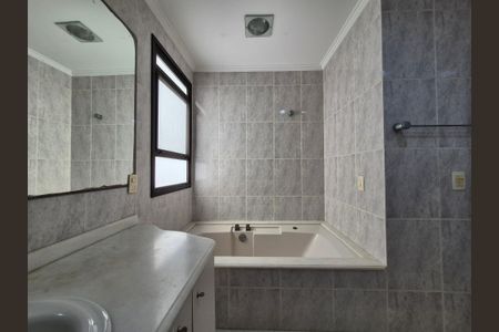 Apartamento à venda com 400m², 4 quartos e 6 vagas Apartamento à venda com 400m², 4 quartos e 6 vagasBanheiro da Suíte 1