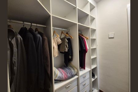 Apartamento à venda com 400m², 4 quartos e 6 vagas Apartamento à venda com 400m², 4 quartos e 6 vagasCloset da suíte 2