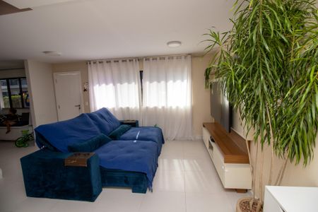 Casa de condomínio à venda com 130m², 3 quartos e 2 vagas Casa de condomínio à venda com 130m², 3 quartos e 2 vagasSala