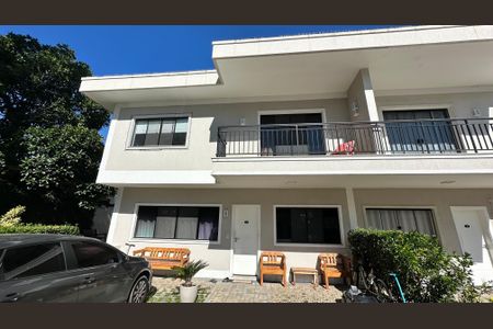 Casa de condomínio à venda com 130m², 3 quartos e 2 vagas Casa de condomínio à venda com 130m², 3 quartos e 2 vagasFachada