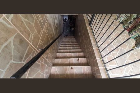 Casa à venda com 350m², 3 quartos e 20 vagas Casa à venda com 350m², 3 quartos e 20 vagasEscada