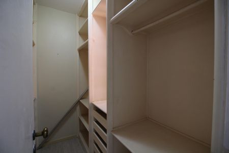 Casa de condomínio à venda com 350m², 5 quartos e 2 vagasQuarto 4 - Closet