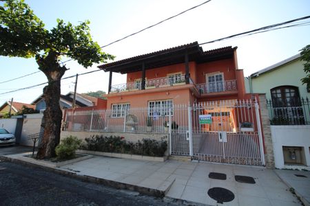 Casa de condomínio à venda com 350m², 5 quartos e 2 vagasFachada
