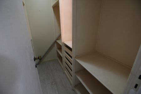 Casa de condomínio à venda com 350m², 5 quartos e 2 vagasQuarto 4 - Closet
