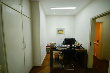 Apartamento à venda com 340m², 4 quartos e 3 vagasQuarto 2