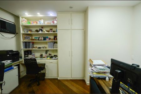 Apartamento à venda com 340m², 4 quartos e 3 vagasQuarto 2