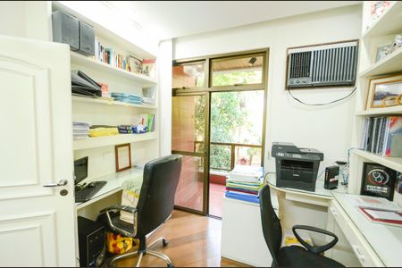 Apartamento à venda com 340m², 4 quartos e 3 vagasQuarto 2